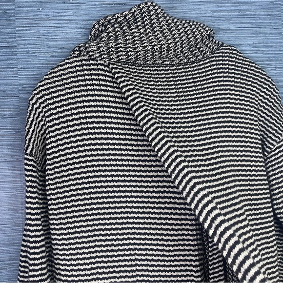Cabi Fergie Overlapping Turtleneck Sweater Size Small Black White - Picture 11 of 11
